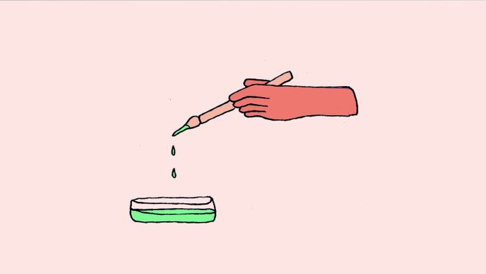 Illustration représentant une main qui a trempé son pinceau dans de la peinture.