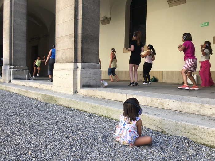 Groupe de personnes faisant du sport