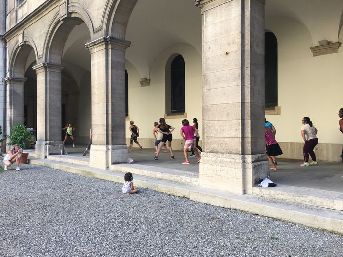 Groupe de personnes faisant du sport