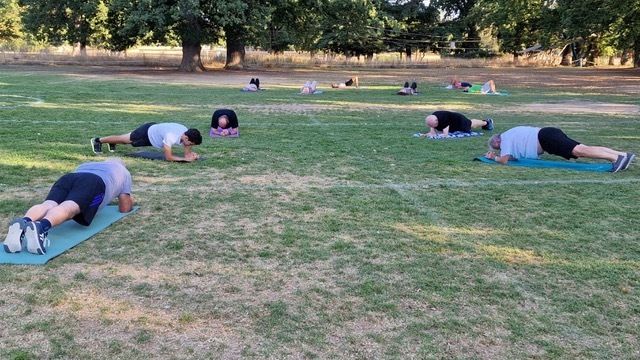 Cours de Réadaptation cardio-vasculaire aux Evaux. Membres du groupe faisant un exercice de gainage