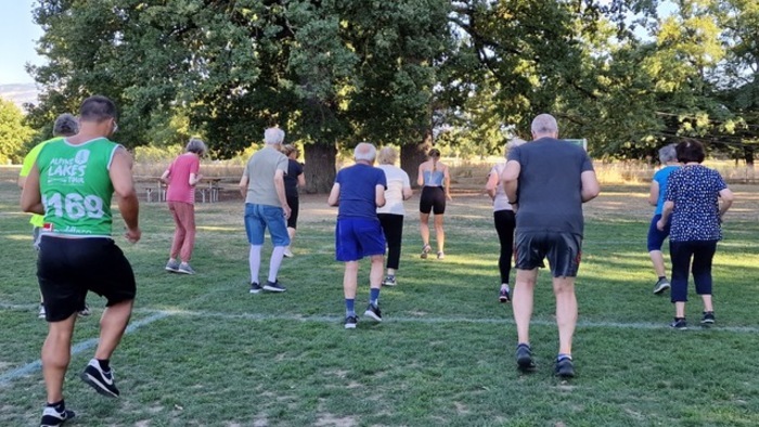 Cours de Réadaptation cardio-vasculaire aux Evaux. Membres du groupe cardio ARCV-Genève font une exercice d'endurance (courir sur place au rythme accéléré).