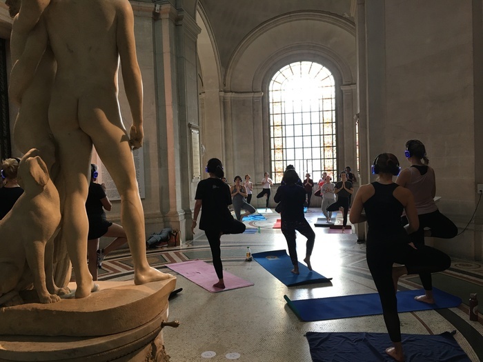 DR Groupe de personnes faisant du sport