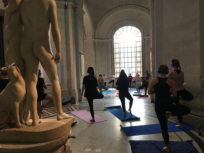 Groupe de personnes faisant du sport