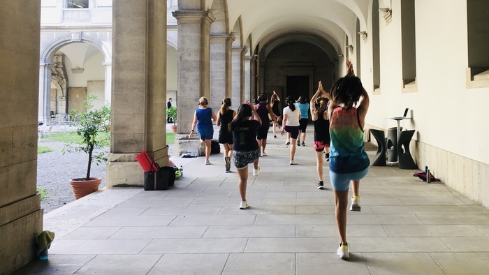 Groupe de personnes faisant du sport