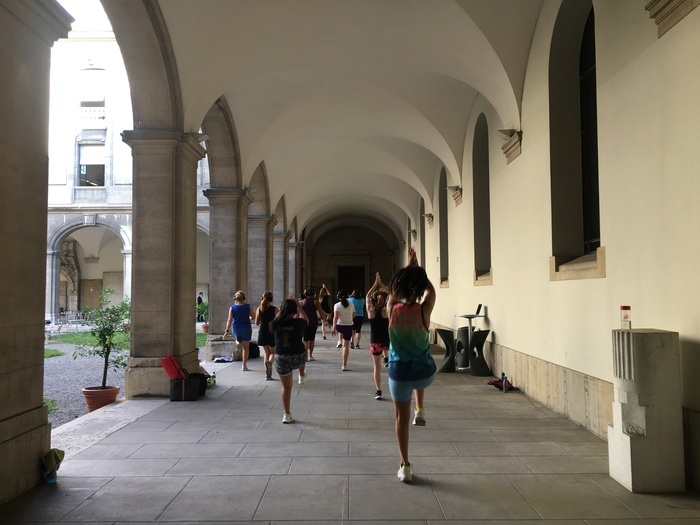 DR Groupe de personnes faisant du sport dans la cour du musée