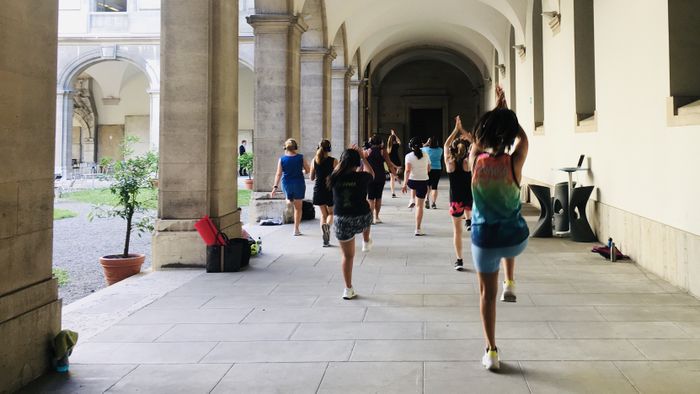 Groupe de personnes faisant du sport