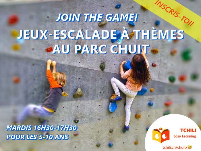 Enfants grimpant sur un bloc d'escalade