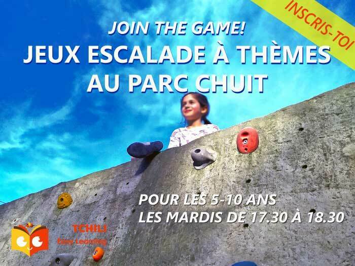 fillette en haut d'un bloc d'escalade pendant les jeux-escalade à thèmes