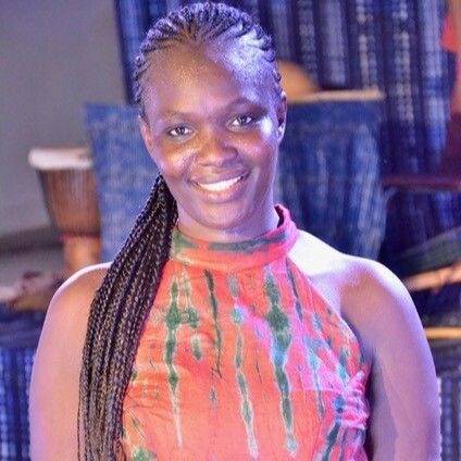 Un photo en couleur qui représente la conteuse Cathy Sarr