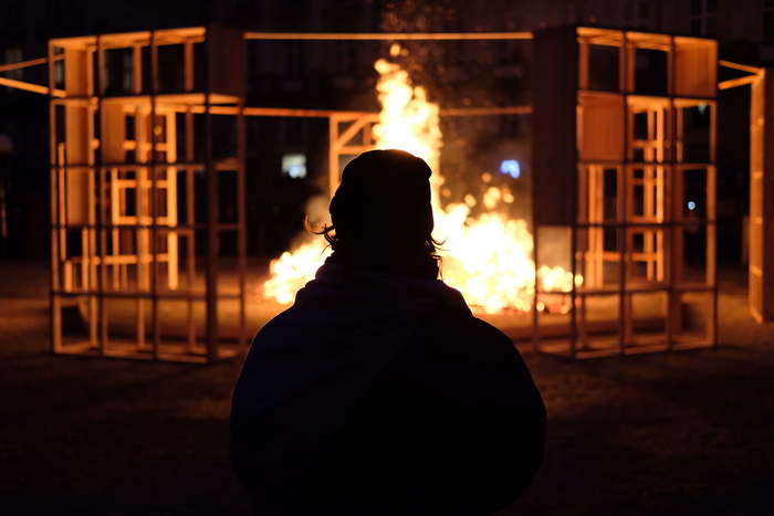 DR Une personne qui regarde une installation en bois brûler