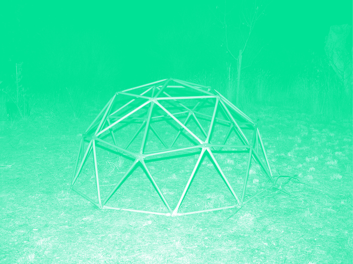 C'est une structure en metal comme une espece de coupole mais avec des ouvertures. La photoa un filtre de couleur.