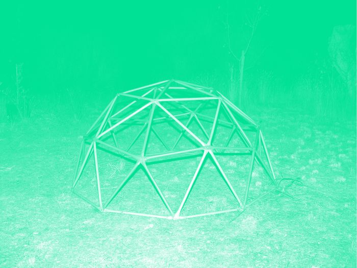 C'est une structure en metal comme une espece de coupole mais avec des ouvertures. La photoa un filtre de couleur.