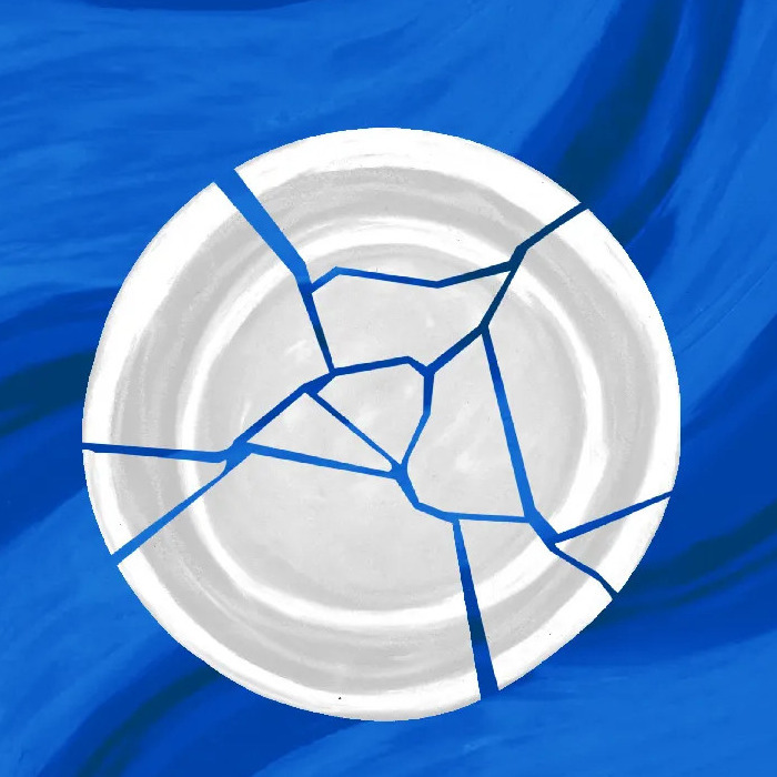 assiette brisée fond bleu marin