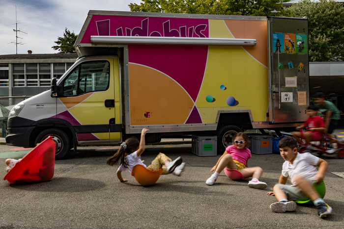 enfants jouant dans un parc avec les jeux du ludobus