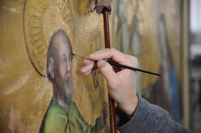 photo d'une restauratrice de tableau