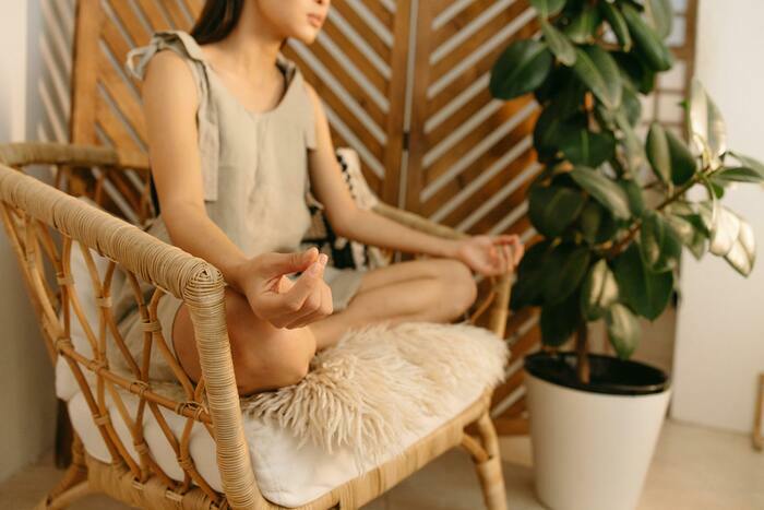 femme pratiquant du yoga sur une chaise