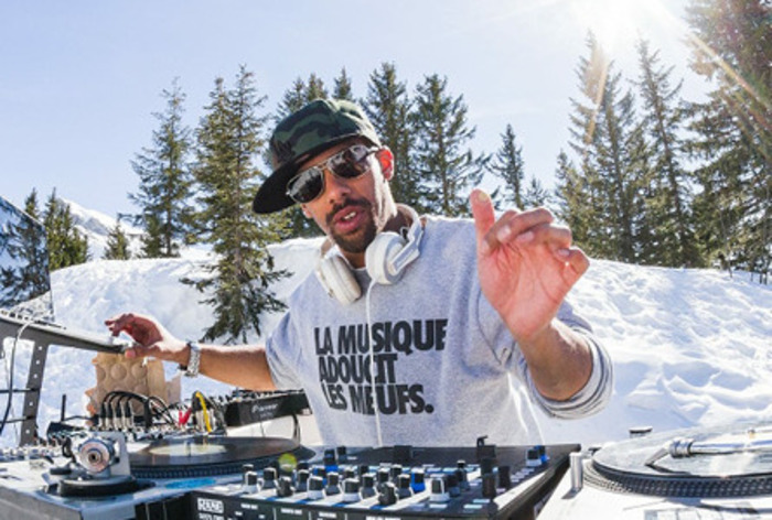 DR Un portrait de Dj Greens en train de mixer en station de sports d'hiver.