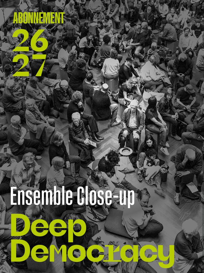 L’image montre une foule nombreuse réunie en cercle, avec des personnes assises ou allongées au sol. Le texte en vert et blanc annonce « Abonnement 26/27 » et « Ensemble Close-up – Deep Democracy », donnant une ambiance à la fois artistique et engagée.