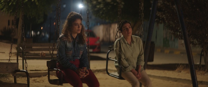 Deux personnes sur des balançoires qui semblent inquiètes