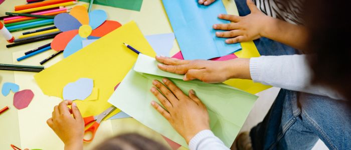 enfants qui découpent, colorient et plient