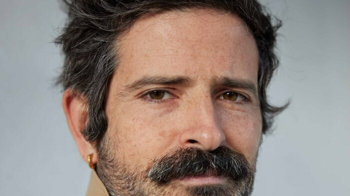 @Magdalena Wosinska Portait de Devendra Banhart sur fond gris