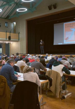 Participants en train d'écrire le texte dicté