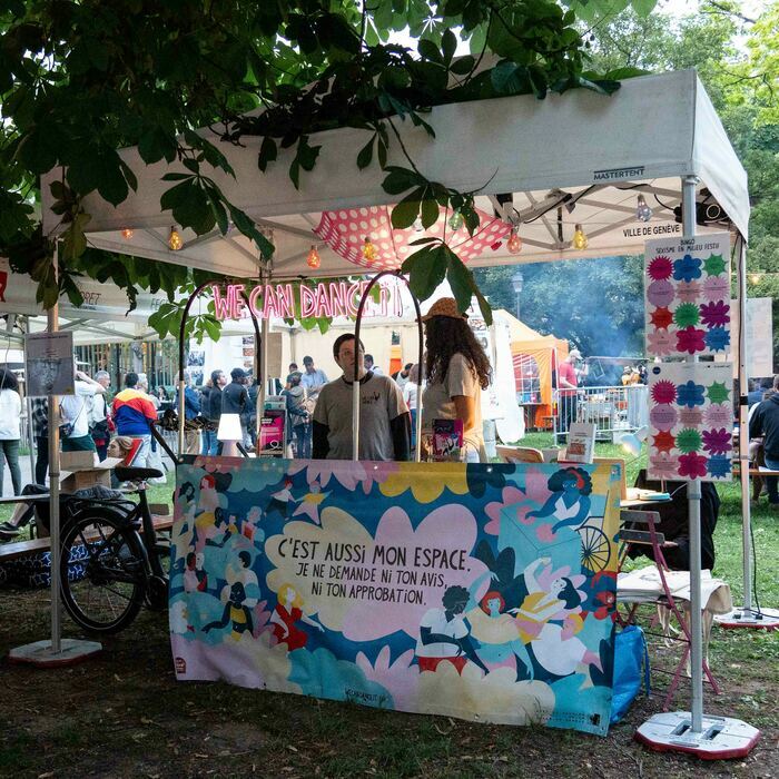 Un stand d'information dans le parc des Bastions