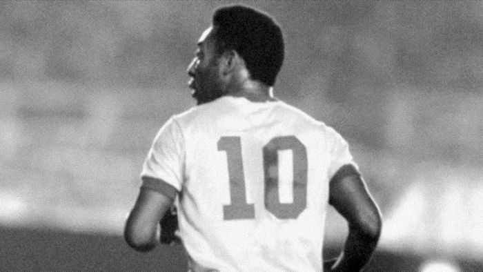 Photo en noir et blanc montrant le footballeur Pelé de dos avec un maillot arborant le numéro 10.
