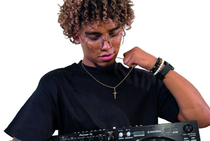 Un portrait de DJ Arias