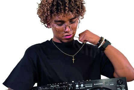 Un portrait de DJ Arias