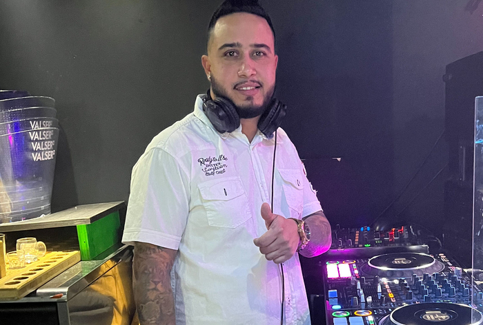 Un portrait de Dj Chivi derrière ses platines