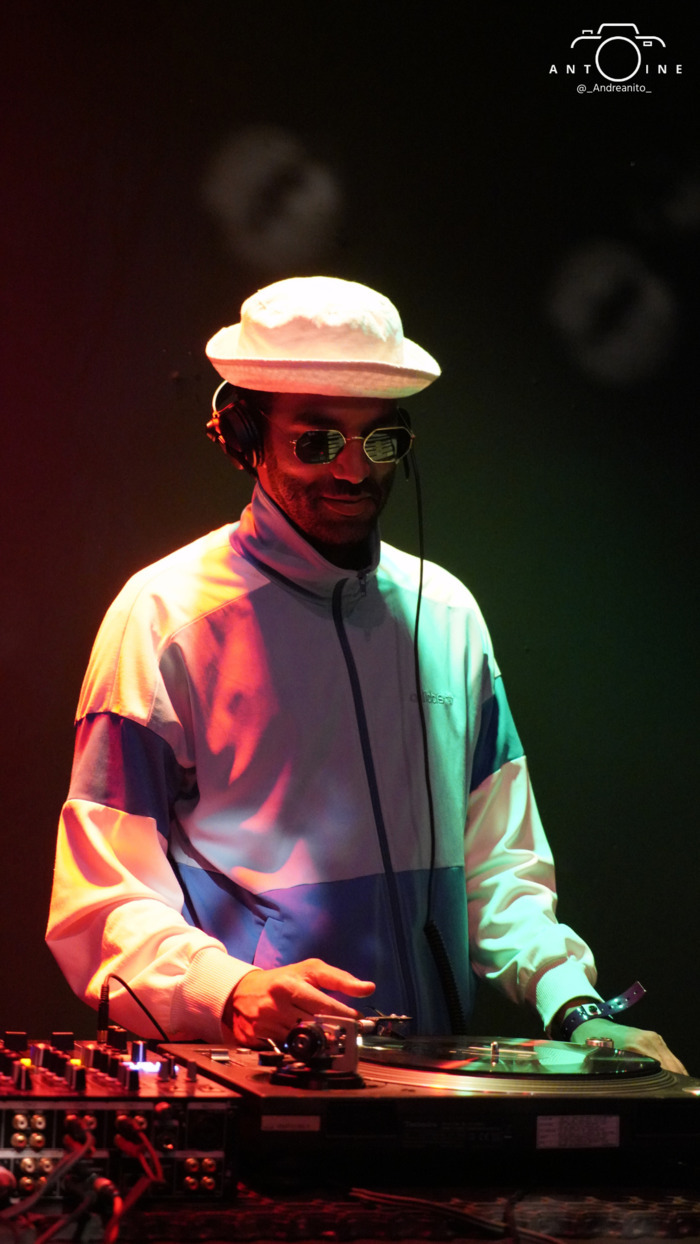 Portrait de Mah'mood aux platines sous des lumières de couleur