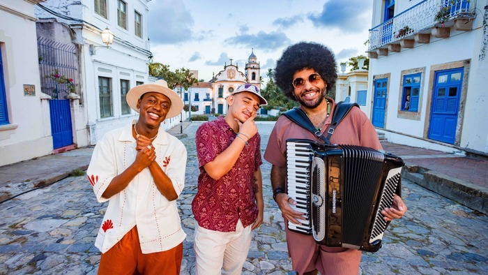 Photo des 3 musiciens dans la rue dont un des membres avec un accordéon