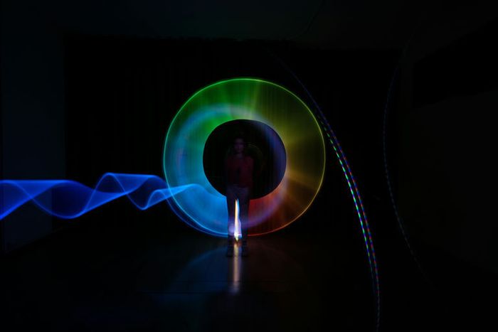 une photo en couleur réalisée la nuit avec des faisceaux de lumière multicolores
