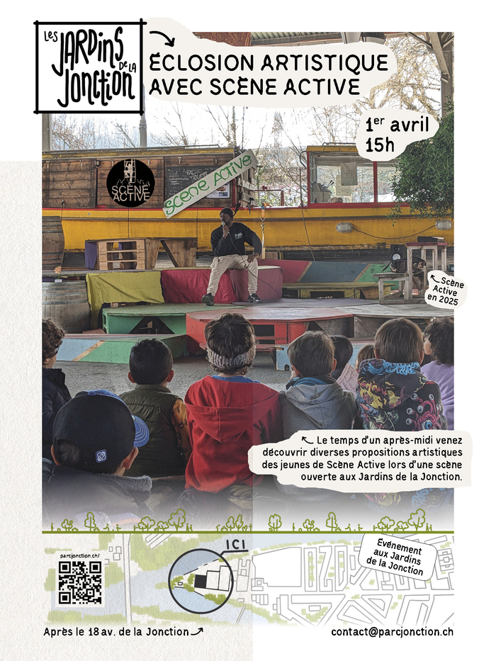 Une personne parle dans un micro sur une scène devant un public d'enfants et d'adolescents.