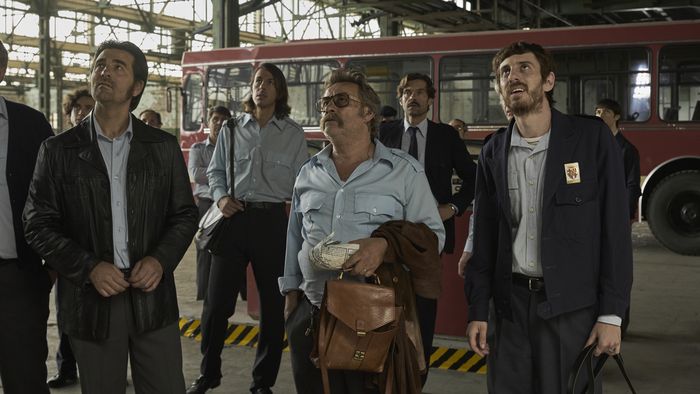 Des hommes qui regardent vers le haut