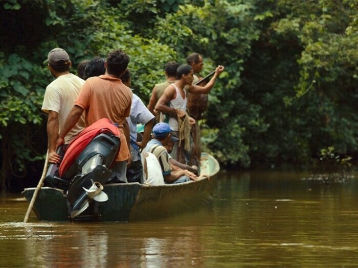 Hommes sur une barque