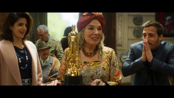 Une femme qui tient un oscar