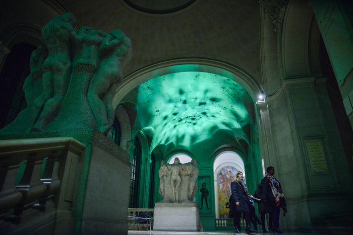 Vue de l'intérieur du musée avec éclairage festif