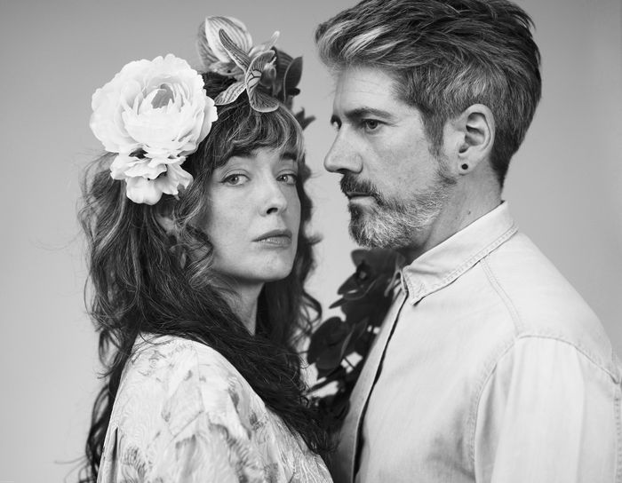 Duo homme et femme en noir et blanc
