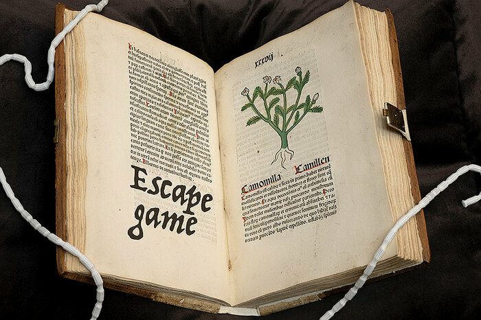 L'Herbarius Patavie de 1485 ouvert avec sur la page de gauche l'inscription " Escape game " ajoutée.