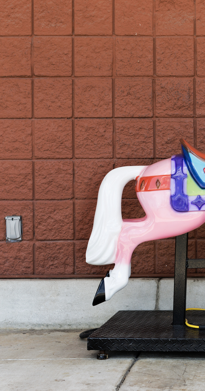 © Magali Dougados C'est l'arrière train d'un cheval de manege en plastique coloré. Celui qu'on peut faire fonctionner avec une pièce, mais la prise est debranchée