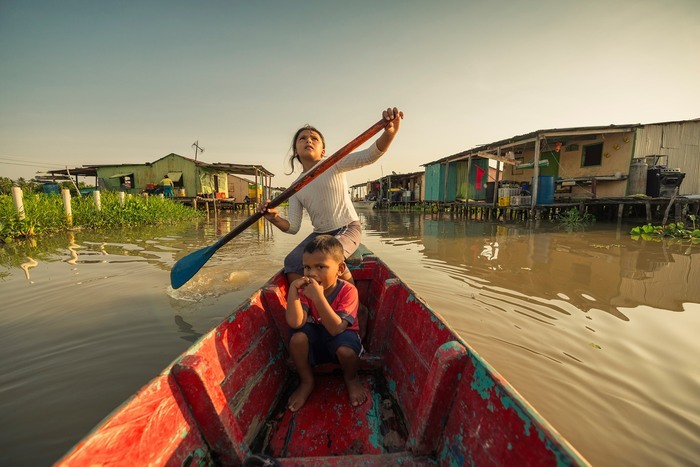 Enfants dans une barque