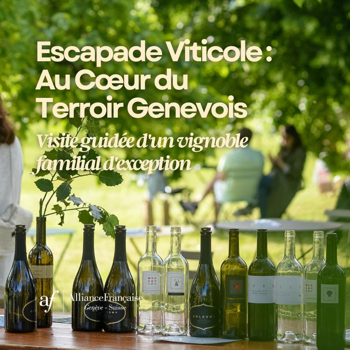 Vignette promotionnelle de l'Alliance Française de Genève montrant une rangée d'une dizaine de bouteilles de vin (blancs, rouges et rosés) alignées sur une table en bois en extérieur. En arrière-plan flou, des personnes sont assises dans un parc verdoyant et ombragé par de grands arbres. Le logo de l'Alliance Française de Genève - Suisse apparaît en bas à gauche. En haut, le texte principal annonce : « Escapade Viticole : Au Cœur du Terroir Genevois », suivi du sous-titre en italique : « Visite…