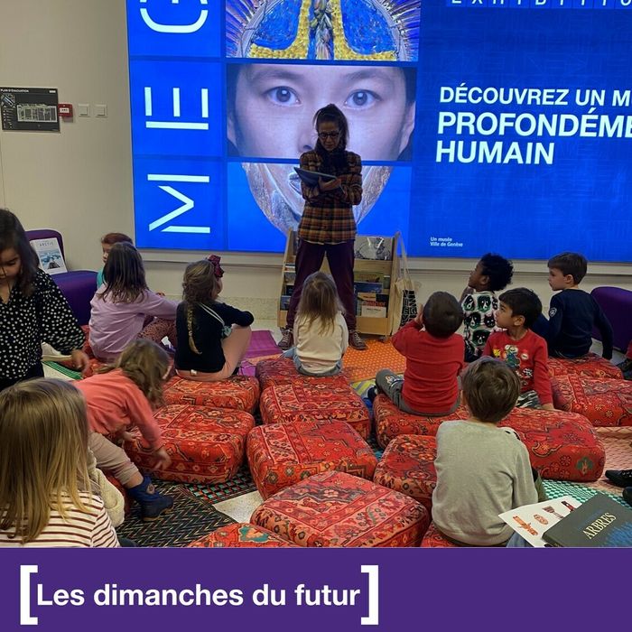 Photos d'enfants qui écoutent une personne raconter une histoire