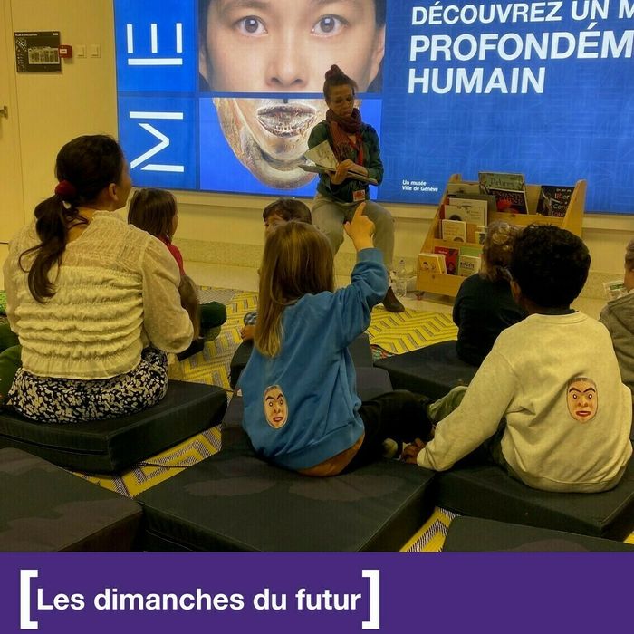 Photos d'enfants qui écoutent une personne raconter une histoire