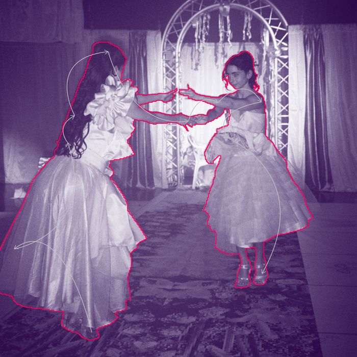 Estefanía Álvarez Ramírez  et Luisa Fernanda Alfonso se tendent les mains