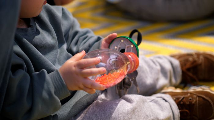 Photos d'un bébé qui manipule des objets lors d'un atelier sensoriel au musée