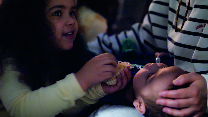 Photos d'un bébé et une jeune enfant qui manipulent des objets lors d'un atelier sensoriel au musée