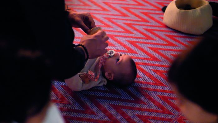Photos d'un bébé qui manipule des objets lors d'un atelier sensoriel au musée